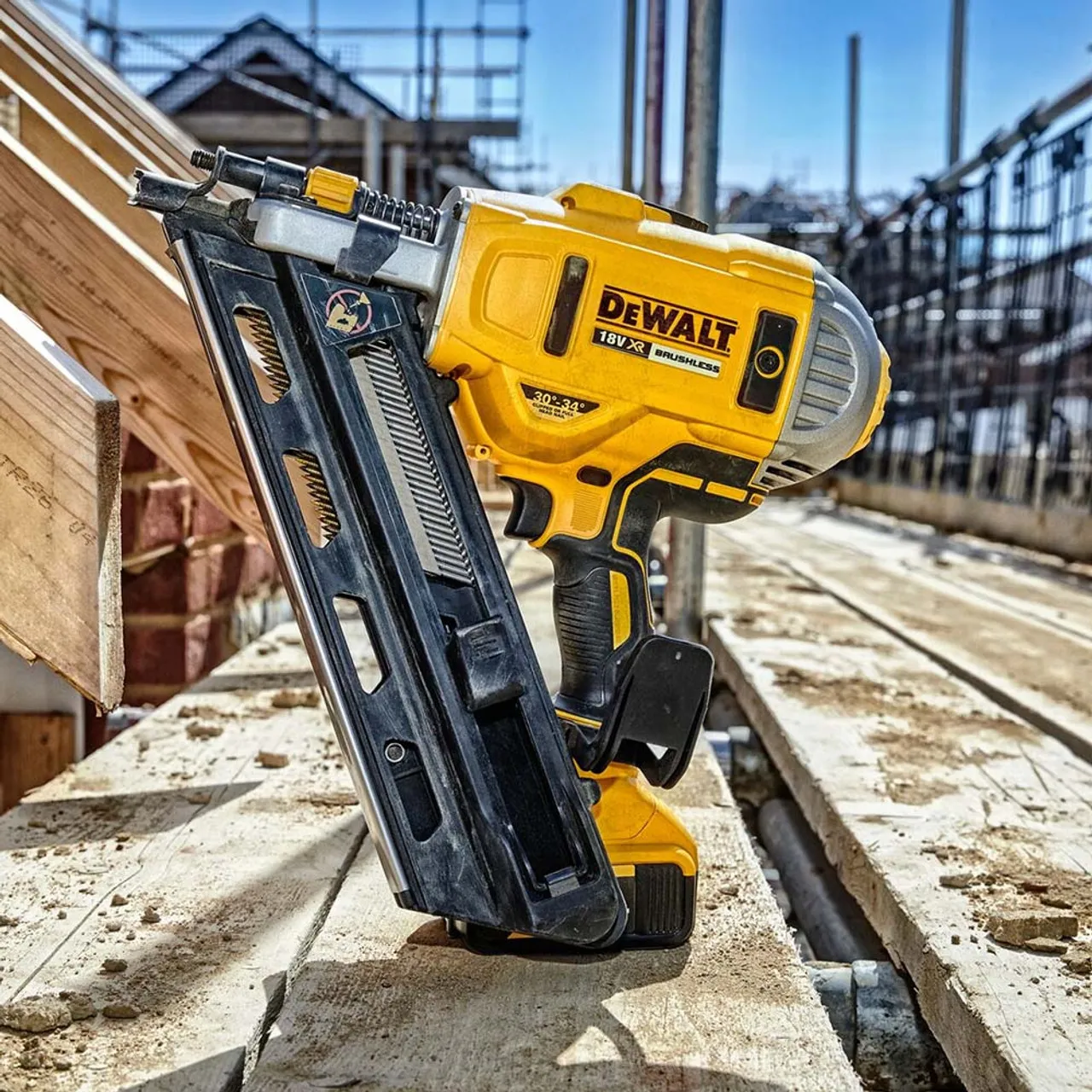 DeWalt DCN692 XR 18V BL First Fix Angled Nail Gun with 1x 5.0Ah Battery & DCB115 Charger