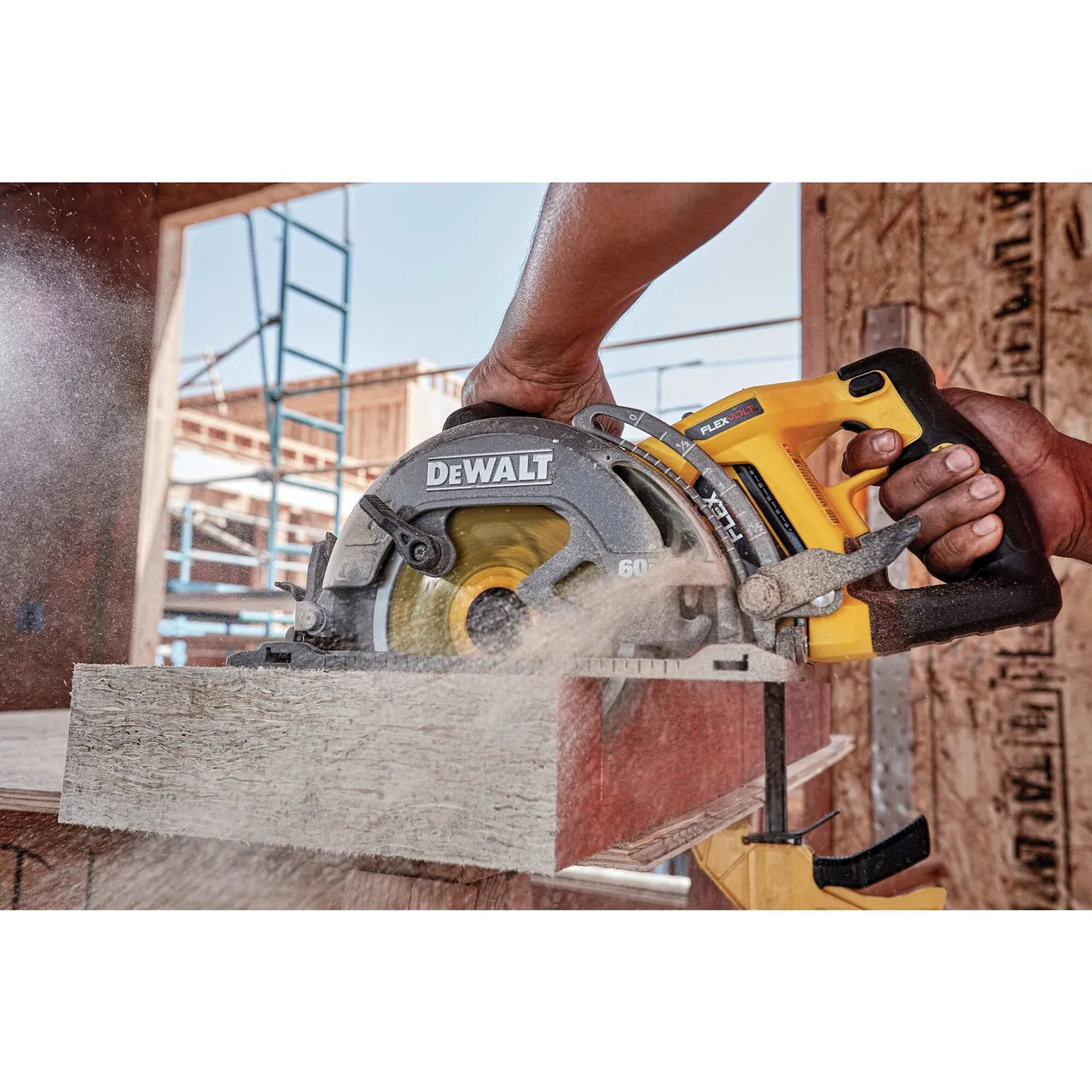 DEWALT DCS577X1 - 60V MAX Flexvolt 7-1/4" Worm Drive Style Saw Kit W/ 1 Battery (9Ah), Charger And Bag